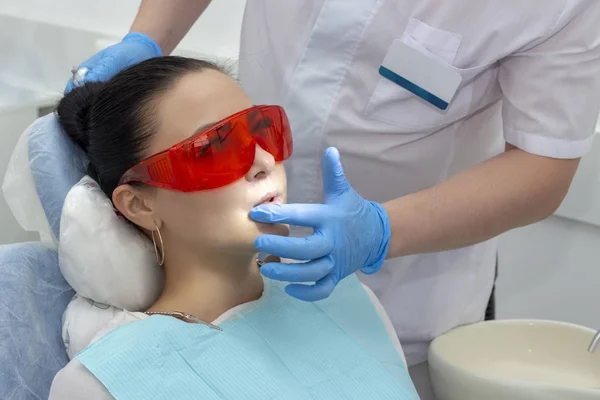 Ragazza Sulla Ricezione Preventiva Dal Dentista Medico Spalma Labbra Paziente — Foto Stock
