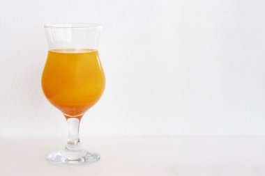 beyaz bir arka plan üzerinde glitter ile kokteyller turuncu. kopya alanı, metin için alan