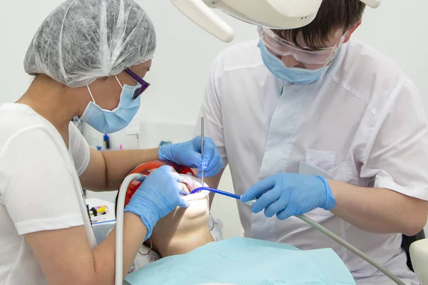 Dentisti Curano Denti Della Ragazza Ragazza Ricevimento Dal Dentista Cure — Foto Stock