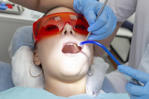 Una Paziente Ricevimento Dal Dentista Trattamento Della Carie Ragazza Giace — Foto Stock