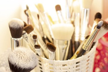 makyaj uygulamak için bir bardak fırça seti. araçları ve demirbaşlar makyaj sanatçısı. Arka plan