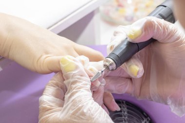 hırdavat manikür. Gellak kaldırma. manikür makinesi ile shellac kaplama tırnak plakası tedavisi