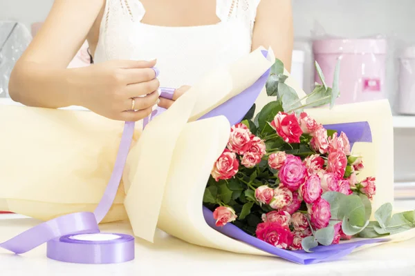 Florist Girl Working Flower Shop Soft Shades Fresh Spring Flowers — Stock Photo, Image