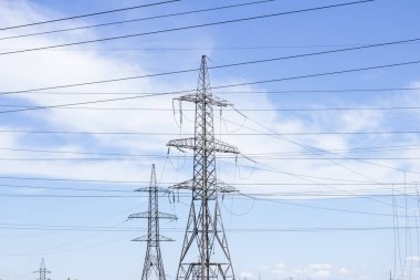 Güç Kulesi. Yüksek gerilim hatları ve güç direkleri. Yüksek elektrik direğine monte yüksek gerilim güç hatları bağlı