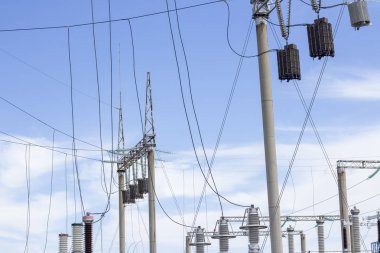 Güç Kulesi. Yüksek gerilim hatları ve güç direkleri. Şehir güç trafo, yakın çekim, yüksek gerilim kabloları ile transformatör. Yüksek elektrik direğine monte yüksek gerilim güç hatları bağlı