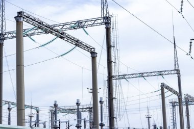 Güç Kulesi. Yüksek gerilim hatları ve güç direkleri. Şehir güç trafo, yakın çekim, yüksek gerilim kabloları ile transformatör. Yüksek elektrik direğine monte yüksek gerilim güç hatları bağlı