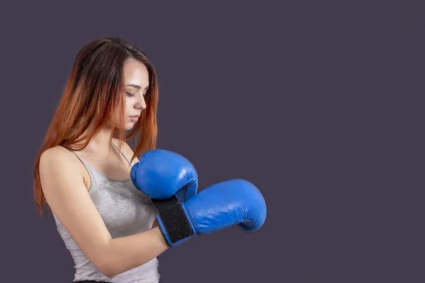 Boxer Girl Blue Boxing Gloves Gray Shirt Rack Gray Background — Stok fotoğraf