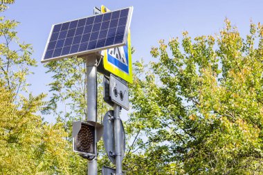 Güneş enerjisiyle çalışan trafik ışığı. Trafik ışığının dijital görüntüsüne güç veren güneş paneli