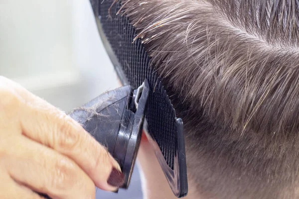 Deslizando Visão Traseira Tiro Barbeiro Usando Cortador Cabelo Dando Corte — Fotografia de Stock