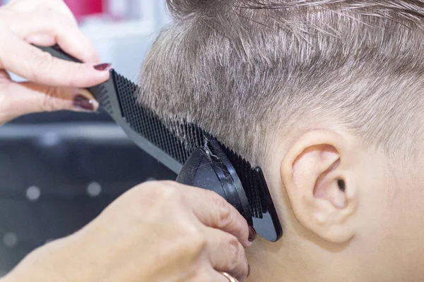 Deslizando Visão Traseira Tiro Barbeiro Usando Cortador Cabelo Dando Corte — Fotografia de Stock