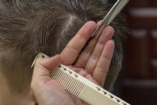 Mãos Barbeiro Jovem Que Faz Corte Cabelo Homem Atraente Barbearia — Fotografia de Stock