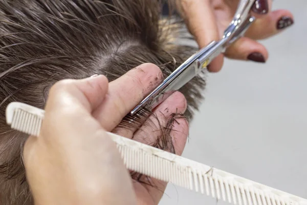 Mãos Barbeiro Jovem Que Faz Corte Cabelo Homem Atraente Barbearia — Fotografia de Stock