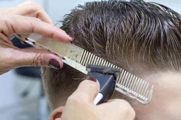 Schiebe Rückansicht Eines Friseurs Mit Einem Haarschneider Der Einem Männlichen — Stockfoto