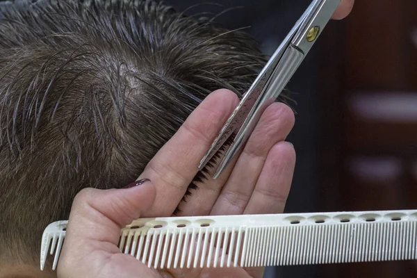 Die Hände Eines Jungen Friseurs Der Dem Attraktiven Mann Friseursalon — Stockfoto