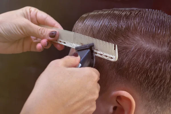 Schiebe Rückansicht Eines Friseurs Mit Einem Haarschneider Der Einem Männlichen — Stockfoto