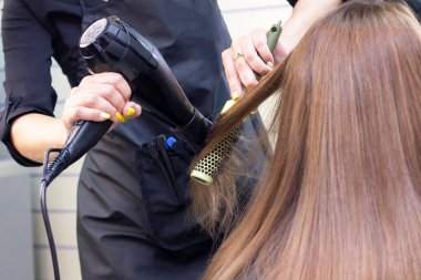 Saç kurutma makinesi kurulanıyor. Güzellik salonunda kuaförlük. saç bakımı.