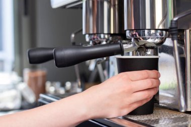 Barista Cafe Kahve Hazırlık Servisi Konsepti. Kahve dükkanında espresso hazırlıyor, yakın plan. Taze öğütülmüş kahveyi kapat.