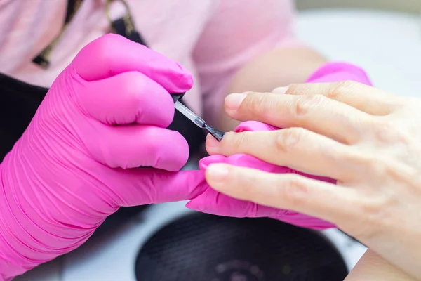 Shellac Maestro Guantes Color Rosa Pone Esmalte Uñas Una Chica — Foto de Stock