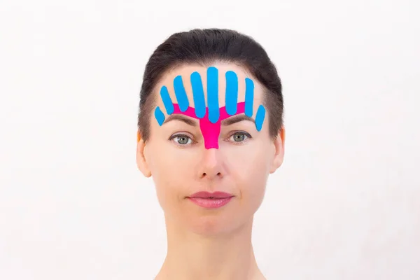 Face Taping Close Van Een Meisje Gezicht Met Cosmetologische Rimpel — Stockfoto