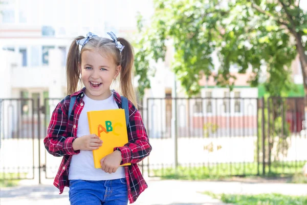 Χαρούμενη Μαθήτρια Ένα Βιβλίο Στα Χέρια Της Λευκό Μπλουζάκι Και — Φωτογραφία Αρχείου