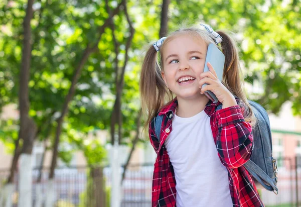 Šťastná Školačka Batohem Jak Mluví Telefonu Ulici Bílém Tričku Kostkované — Stock fotografie