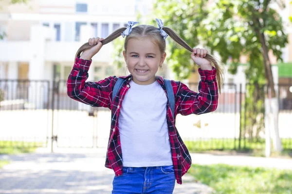 Saçlarını Elinde Tutan Mutlu Liseli Kız Beyaz Tişört Ekose Gömlekle — Stok fotoğraf