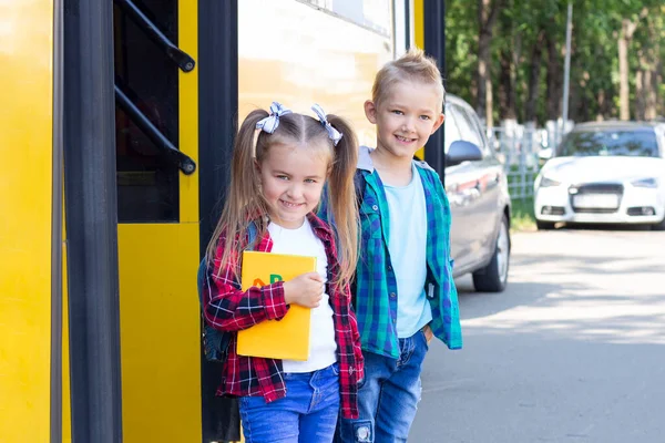 Gelukkige Schoolkinderen Met Rugzakken Stap Uit Schoolbus — Stockfoto