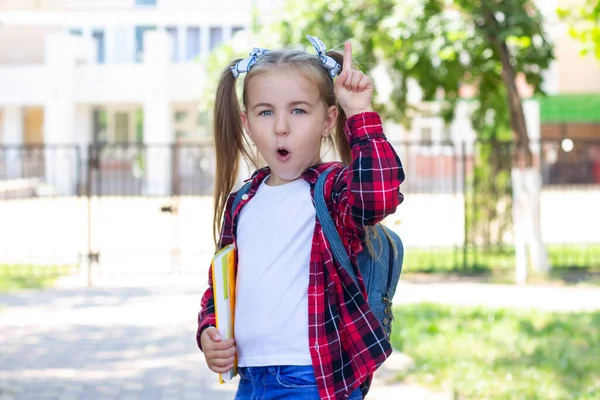 Scolaretta Felice Con Libro Testo Mano Espressione Facciale Sorpresa Tiene — Foto Stock