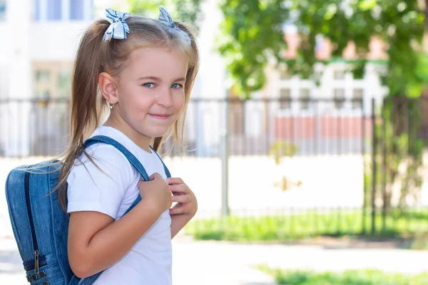 Gelukkig Schoolmeisje Met Een Rugzak Een Wit Shirt Straat — Stockfoto