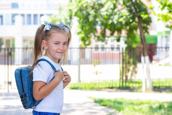 Gelukkig Schoolmeisje Met Een Rugzak Een Wit Shirt Straat — Stockfoto