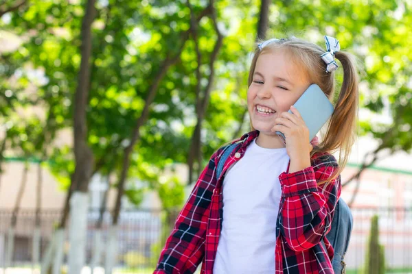 Šťastná Školačka Batohem Jak Mluví Telefonu Ulici Bílém Tričku Kostkované — Stock fotografie