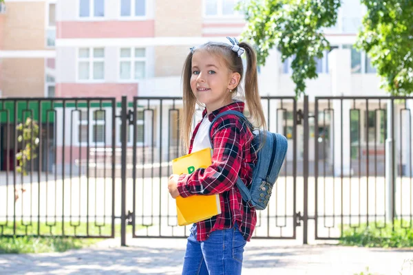 Gelukkig Schoolmeisje Met Een Leerboek Haar Handen Een Wit Shirt — Stockfoto