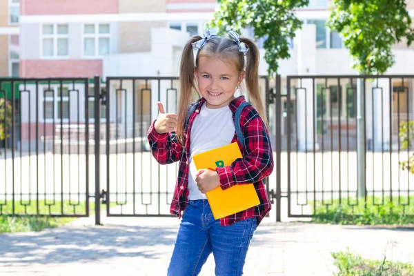 Sırt Çantası Olan Mutlu Bir Kız Öğrenci Beyaz Tişört Ekose — Stok fotoğraf