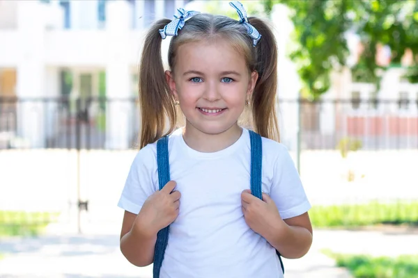 Beyaz Tişörtlü Sırt Çantalı Mutlu Bir Kız Öğrenci Sokakta — Stok fotoğraf