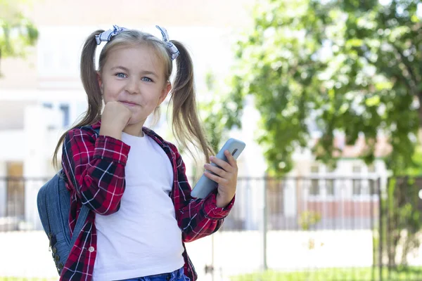 Gelukkig Schoolmeisje Met Een Rugzak Aan Telefoon Straat Een Wit — Stockfoto