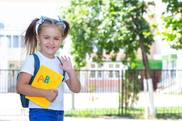Gelukkig Schoolmeisje Met Een Rugzak Een Wit Shirt Straat — Stockfoto