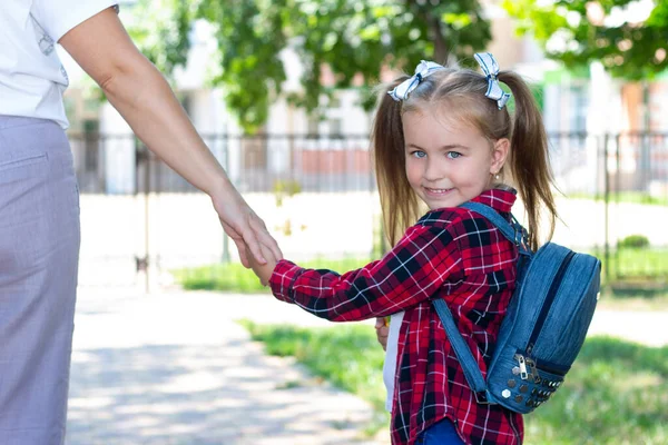 Gelukkig Schoolmeisje Houdt Moeders Hand Vast Gaat Naar School Een — Stockfoto