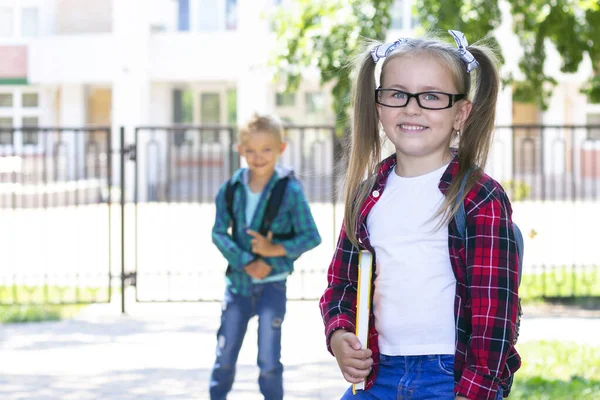 Schoolkinderen Vrienden Met Rugzakken Begroeten Schooljongen Schoolmeisje Glimlachen — Stockfoto