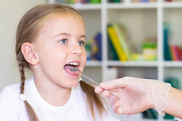 Masaje Fonoaudiológico Lengua Chica Terapeuta Del Habla Hace Masaje Lengua —  Fotos de Stock