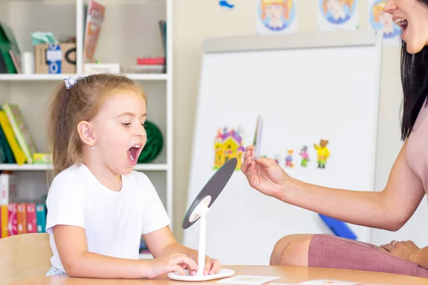 Clases Terapia Del Desarrollo Del Habla Con Una Niña Ejercicios —  Fotos de Stock