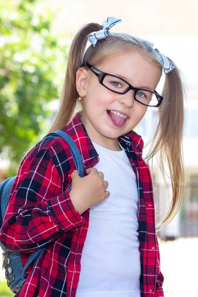 Χαρούμενη Μαθήτρια Γυαλιά Στο Δρόμο Δείχνει Γλώσσα Της Λευκό Μπλουζάκι — Φωτογραφία Αρχείου