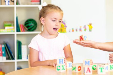 Bir kız çocuğuyla geliştirme ve konuşma terapisi dersleri. Konuşma terapisi egzersizleri ve harflerle oyunlar. zar oyunu