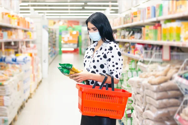 Giovane Donna Che Indossa Maschera Medica Usa Getta Shopping Supermercato — Foto Stock