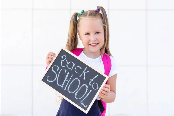 Schoolmeisje Staat Met Een Rugzak Een Bord Met Inscriptie Terug — Stockfoto