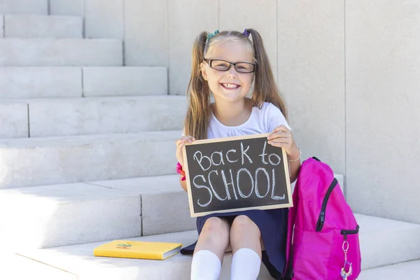 Colegiala Sienta Los Escalones Escuela Mochila Escolar Sostiene Cartel Sus — Foto de Stock