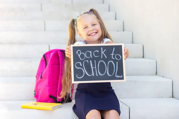 Colegiala Sienta Los Escalones Escuela Mochila Escolar Tiene Letrero Sus — Foto de Stock