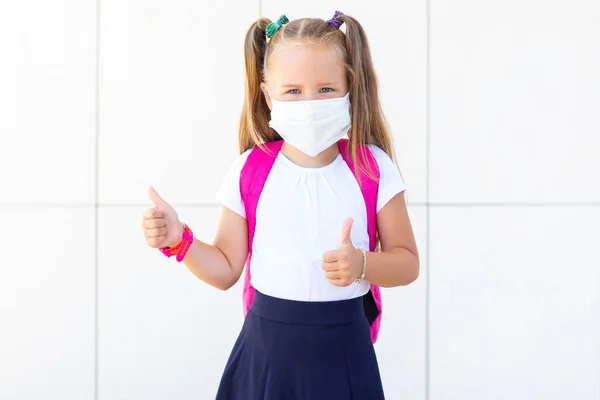 Estudante Fica Com Uma Mochila Uma Máscara Médica Protetora Mostra — Fotografia de Stock