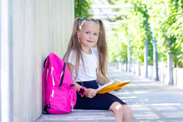 Μαθήτρια Κάθεται Ένα Παγκάκι Στο Δρόμο Ένα Σακίδιο Και Διαβάζει — Φωτογραφία Αρχείου