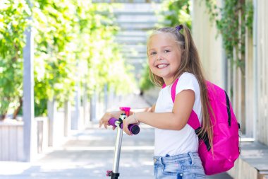 Sırt çantalı mutlu bir öğrenci..