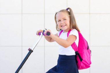 Sırt çantalı mutlu bir öğrenci..